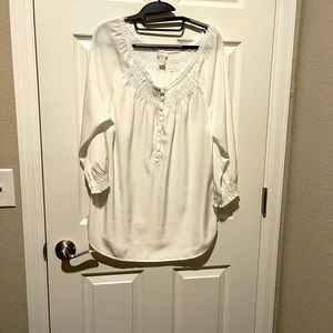 Chico’s White quarter length sleeves 100% Polyester Blouse, size 1